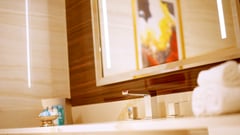 Concierge-King-Room-detail-view-of-washroom_q085_1920x1080