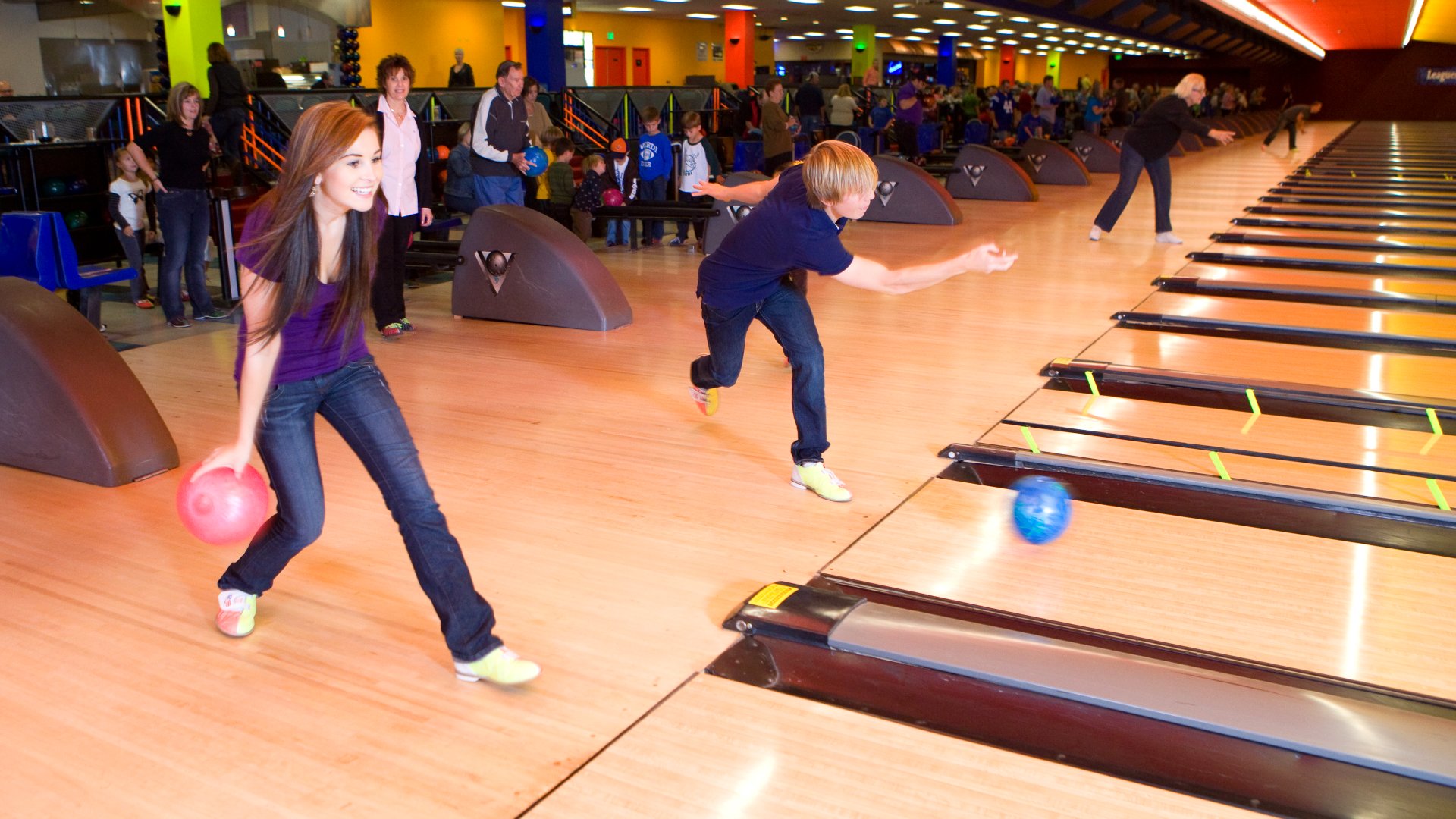 Bowling-Center_view-of-kids-bowling_q085_1920x1080